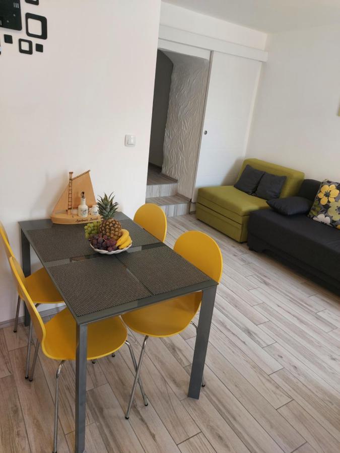 Apartmant Bionda Novi Vinodolski, Cozy And Nice Apartment For 4 People In The City Center エクステリア 写真