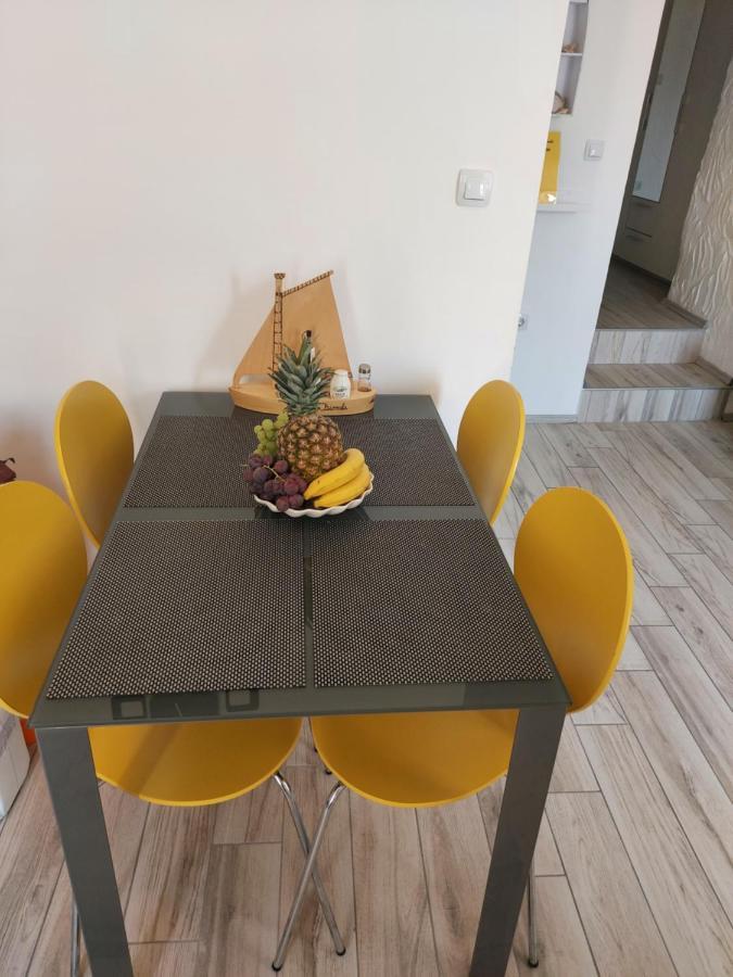 Apartmant Bionda Novi Vinodolski, Cozy And Nice Apartment For 4 People In The City Center エクステリア 写真