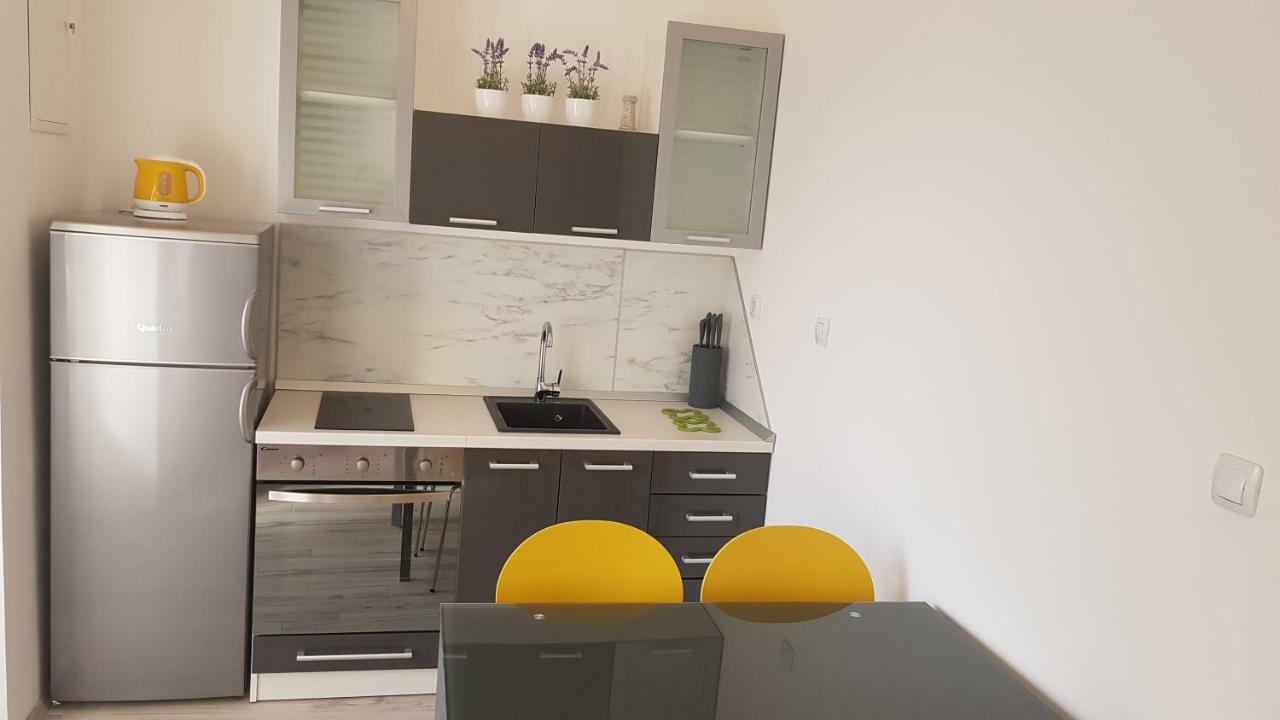 Apartmant Bionda Novi Vinodolski, Cozy And Nice Apartment For 4 People In The City Center エクステリア 写真